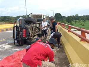 Mobil Bawa Bantuan Korban Banjir Terguling di Jembatan Aurduri 2 Jambi