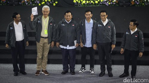 Tiga pasangan capres-cawapres, Anies Baswedan-Muhaimin Iskandar, Prabowo Subianto-Gibran Rakabuming Raka, dan Ganjar Pranowo-Mahfud MD mengenakan jaket dari Komisi Pemberantasan Korupsi ( KPK ). Momen itu setelah ketiga capres, Anies, Prabowo, dan Ganjar menyampaikan pidato dalam program Penguatan Antikorupsi Berintegritas (Paku Integritas) untuk capres-cawapres 2024 di gedung KPK, Jakarta, Rabu (17/1/2024).