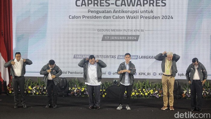 Tiga pasangan capres-cawapres, Anies Baswedan-Muhaimin Iskandar, Prabowo Subianto-Gibran Rakabuming Raka, dan Ganjar Pranowo-Mahfud MD mengenakan jaket dari Komisi Pemberantasan Korupsi ( KPK ). Momen itu setelah ketiga capres, Anies, Prabowo, dan Ganjar menyampaikan pidato dalam program Penguatan Antikorupsi Berintegritas (Paku Integritas) untuk capres-cawapres 2024 di gedung KPK, Jakarta, Rabu (17/1/2024).