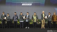 Dengan kompak, para pasangan calon yang akan berlaga di Pemilu 2024 itu mengenakan jaket secara berbarengan.