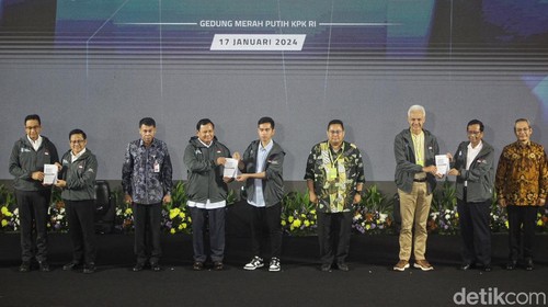 Tiga pasangan capres-cawapres, Anies Baswedan-Muhaimin Iskandar, Prabowo Subianto-Gibran Rakabuming Raka, dan Ganjar Pranowo-Mahfud MD mengenakan jaket dari Komisi Pemberantasan Korupsi ( KPK ). Momen itu setelah ketiga capres, Anies, Prabowo, dan Ganjar menyampaikan pidato dalam program Penguatan Antikorupsi Berintegritas (Paku Integritas) untuk capres-cawapres 2024 di gedung KPK, Jakarta, Rabu (17/1/2024).