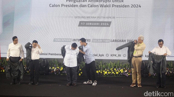 Tiga pasangan capres-cawapres, Anies Baswedan-Muhaimin Iskandar, Prabowo Subianto-Gibran Rakabuming Raka, dan Ganjar Pranowo-Mahfud MD mengenakan jaket dari Komisi Pemberantasan Korupsi ( KPK ). Momen itu setelah ketiga capres, Anies, Prabowo, dan Ganjar menyampaikan pidato dalam program Penguatan Antikorupsi Berintegritas (Paku Integritas) untuk capres-cawapres 2024 di gedung KPK, Jakarta, Rabu (17/1/2024).