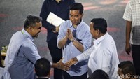 Prabowo dan Gibran mengenakan kemeja biru muda.  