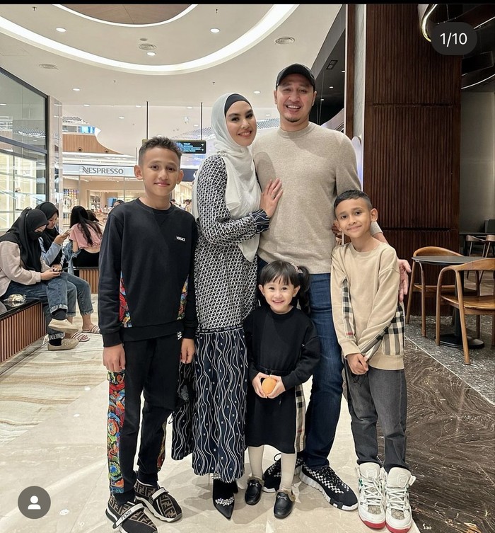 Momen Kartika Putri Bersama Keluarga Saat Makan dan Ngopi di Kafe Momen Kartika Putri Bersama Keluarga Saat Makan dan Ngopi di Kafe