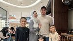 Momen Kartika Putri Bersama Keluarga Saat Makan dan Ngopi di Kafe