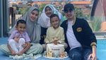 Momen Kartika Putri Bersama Keluarga Saat Makan dan Ngopi di Kafe