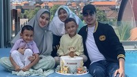 Tampaknya Kartika dan Habib Usman selalu berusaha merayakan hari penting anak-anaknya. Ketika anaknya Sajid ulang tahun, wanita 32 tahun itu telah menyiapkan kue ulang tahun dengan tema binatang.  Foto: Instagram @kartikaputriworld