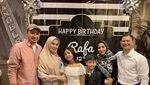 Momen Kartika Putri Bersama Keluarga Saat Makan dan Ngopi di Kafe