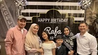 Kali ini mantan presenter TV ini menghadiri acara ulang tahun kerabatnya. Terlihat ada kue ulang tahun berjejer di atas meja. Foto: Instagram @kartikaputriworld