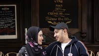 Kartika Sari dan suaminya juga pernah tertangkap kamera sedang ngopi di salah satu kafe yang ada di Paris. Foto: Instagram @kartikaputriworld