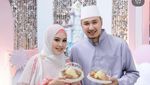 Momen Kartika Putri Bersama Keluarga Saat Makan dan Ngopi di Kafe