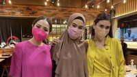 Meskipun sudah berkeluarga, istri Usman Bin Yahya ini masih sering menghabiskan waktu bersama teman-teman artisnya. Ini momen saat Kartika, mama Gigi, dan syahnaz makan di restoran Jepang.  Foto: Instagram @kartikaputriworld