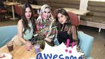 Momen Kartika Putri Bersama Keluarga Saat Makan dan Ngopi di Kafe
