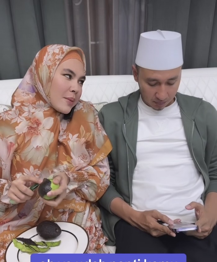 Momen Kartika Putri Bersama Keluarga Saat Makan dan Ngopi di Kafe Momen Kartika Putri Bersama Keluarga Saat Makan dan Ngopi di Kafe