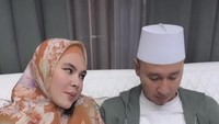Begini momen saat Ibunda Khalisa itu sedang memotong buah alpukat untuk sang suami tercinta. Foto: Instagram @kartikaputriworld