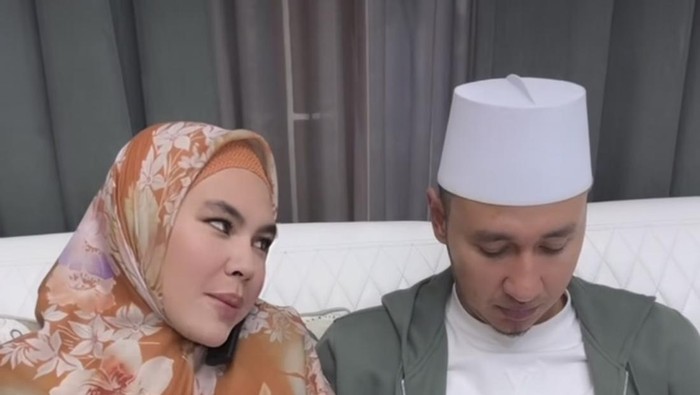 Momen Kartika Putri Bersama Keluarga Saat Makan dan Ngopi di Kafe