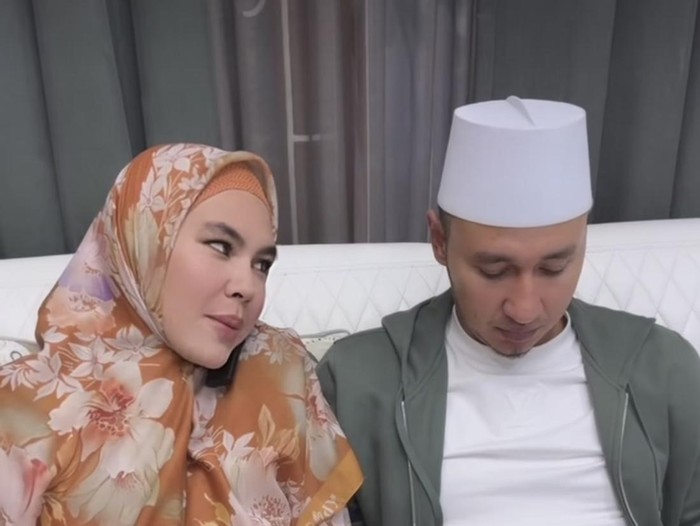 Momen Kartika Putri Bersama Keluarga Saat Makan dan Ngopi di Kafe