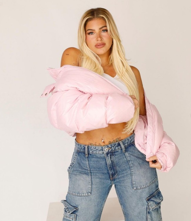 Awalnya Neyleen operasi plastik dan melakukan sejumlah prosedur kecantikan lainnya untuk menarik followers di Instagram. Tapi dia justru kini menyesalinya, penampilan fisik barunya tidak pernah membawa kebahagiaan. Foto: Instagram/@neyleenashley