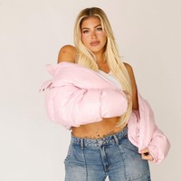 Awalnya Neyleen operasi plastik dan melakukan sejumlah prosedur kecantikan lainnya untuk menarik followers di Instagram. Tapi dia justru kini menyesalinya, penampilan fisik barunya tidak pernah membawa kebahagiaan. Foto: Instagram/@neyleenashley