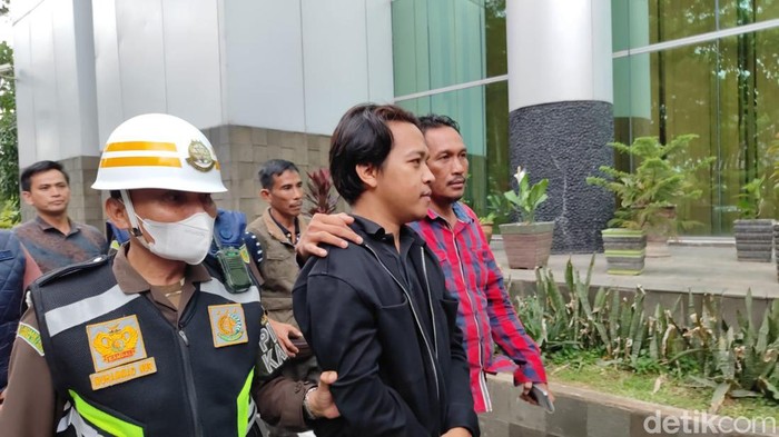 Oknum pegawai bank pelat merah yang melakukan penipuan terhadap dana nasabah ditangkap.