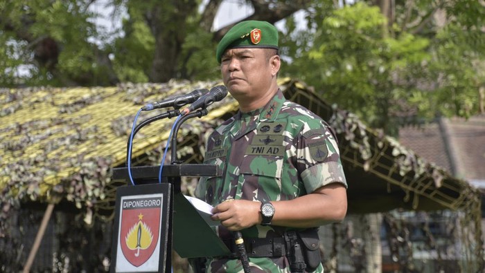 Pangdam IV/Diponegoro Mayjen Tandyo Budi Revita saat memimpin apel Kesiapsiagaan Pengamanan Pemilu Tahun 2024, di Makorem 074/Warastratama, Solo, Rabu (17/1/2024).