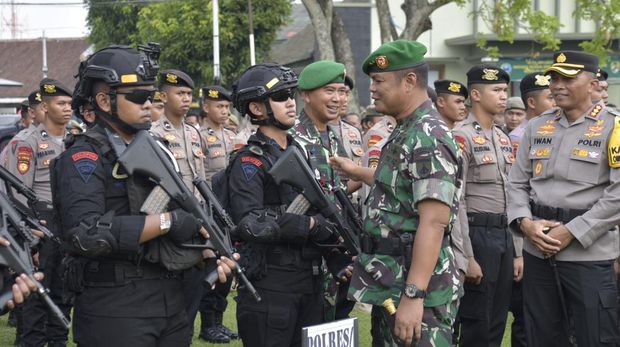 Pangdam IV/Diponegoro Mayjen Tandyo Budi Revita saat memimpin apel Kesiapsiagaan Pengamanan Pemilu Tahun 2024, di Makorem 074/Warastratama, Solo, Rabu (17/1/2024).