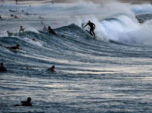 25 Turis Terseret Ombak Diselamatkan Rombongan Atlet Ironman