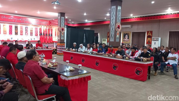 Para kader PDI Perjuangan Bali dan puluhan relawan menggelar rapat persiapan acara Pesta Rakyat Ganjar-Mahfud Bali, Rabu (17/1/2024). (Aryo Mahendro/detikBali)