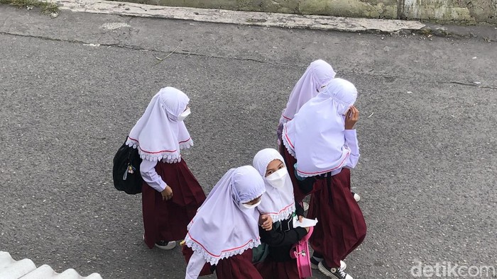 Pelajar SD yang berada di Kecamatan Sungai Pua, Kabupaten Agam, masih melakukan pembelajar tatap muka (M. Afdal Afrianto)