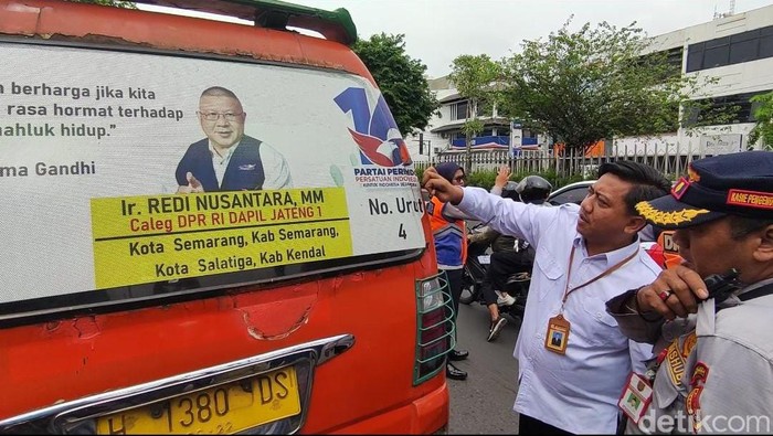 Foto pelepasan bahan kampanye di angkutan umum di daerah Karang Ayu Semarang oleh petugas Bawaslu Rabu (17/1/2024).