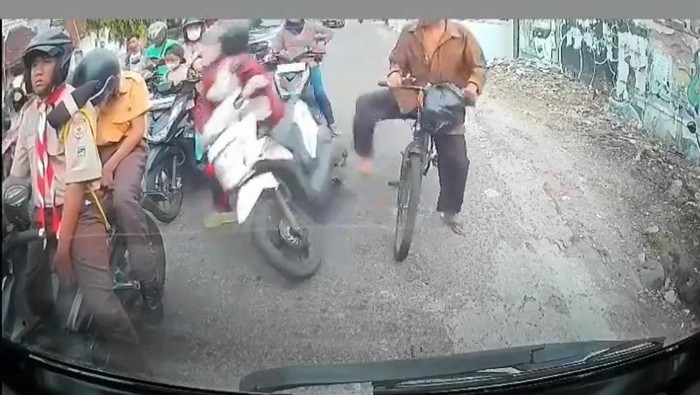 Pemotor jatuh ditendang pesepeda di Selokan Mataram.