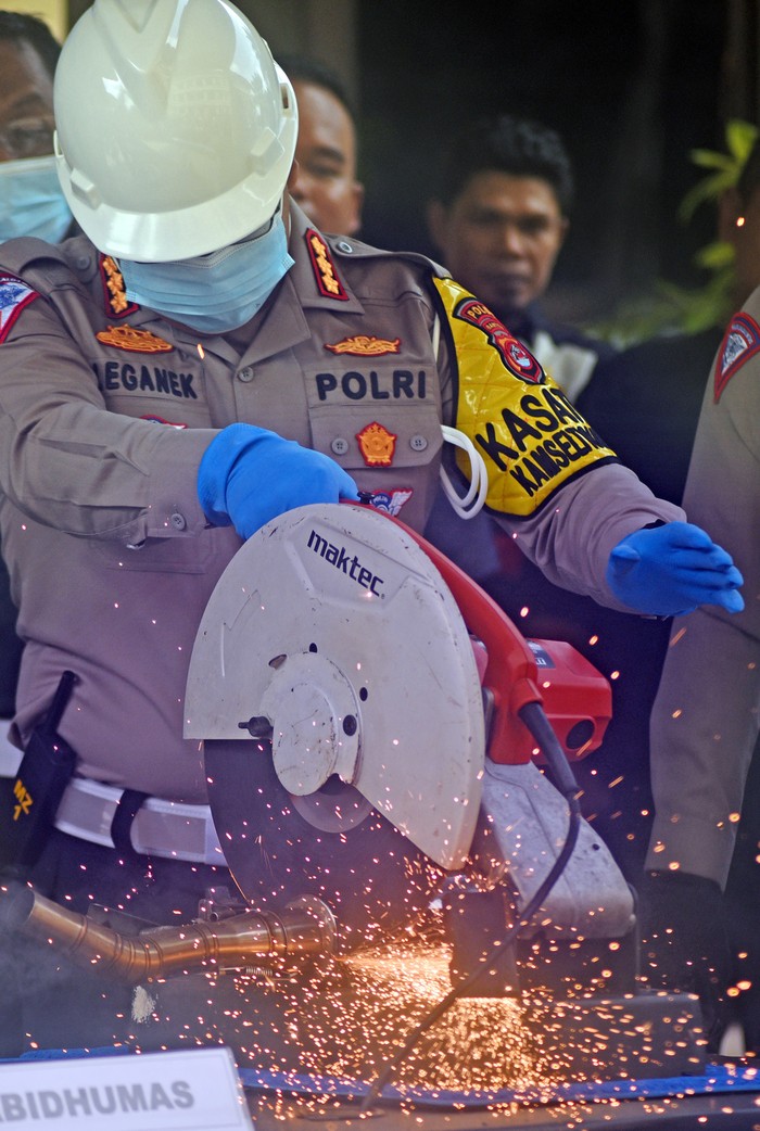 Dirlantas Polda Banten Kombes Pol Leganek Mawardi memusnahkan knalpot brong/bising saat ekspos penindakan knalpot bising di Serang, Banten, Rabu (17/1/2024). Polda Banten menyita dan memusnahkan 1.230 knalpot bising aneka jenis untuk menekan pelanggaran lalu lintas dan menciptakan ketertiban dan kenyamanan di masyarakat. ANTARAFOTO/Asep Fathulrahman/