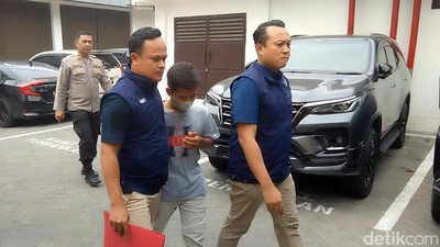 Potret Pelaku Pengancaman Tembak Anies, Jalani Pemeriksaan di Polda Jatim