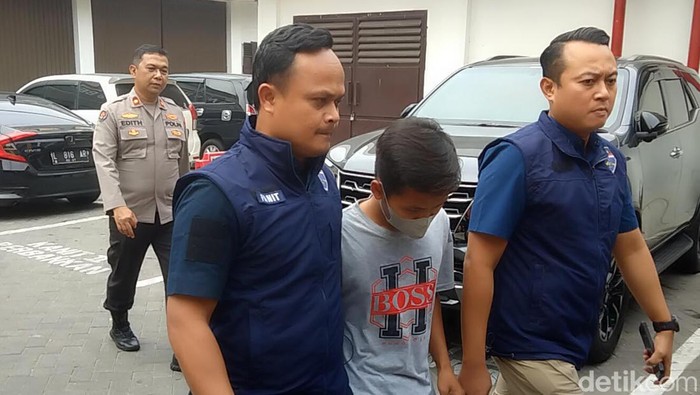 Penampakan Pengancam Penembakan Capres Nomor 1 di Polda Jatim Polisi melakukan penyidikan lanjutan pada Arjun Wijaya Kusumo, tersangka pengancam penembakan Capres nomor urut 1 di Polda Jatim, Rabu (17/1/2024).