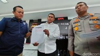 Kabid Humas Polda Jatim bersama penyidik Subdit V Ditreskrimsus menujukan chat milik pelaku saat mengancaman di media sosial.
