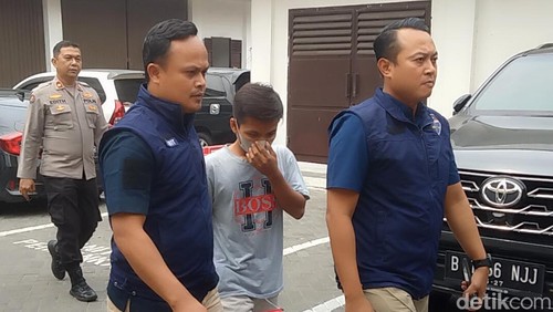 Polisi melakukan penyidikan lanjutan pada Arjun Wijaya Kusumo, tersangka pengancam penembakan Capres nomor urut 1 di Polda Jatim, Rabu (17/1/2024).