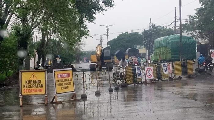 Penampakan pengerukan saluran air di Jalan Pantura Semarang-Kendal, Kecamatan Tugu, Semarang, Rabu (17/1/2024) sore. Penampakan pengerukan saluran air di Jalan Pantura Semarang-Kendal, Kecamatan Tugu, Semarang, Rabu (17/1/2024) sore.