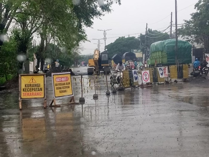 Penampakan pengerukan saluran air di Jalan Pantura Semarang-Kendal, Kecamatan Tugu, Semarang, Rabu (17/1/2024) sore.