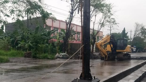 Penampakan pengerukan saluran air di Jalan Pantura Semarang-Kendal, Kecamatan Tugu, Semarang, Rabu (17/1/2024) sore. Penampakan pengerukan saluran air di Jalan Pantura Semarang-Kendal, Kecamatan Tugu, Semarang, Rabu (17/1/2024) sore.