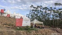 Proyek lainnya juga direncankaan dibangun di IKN, termasuk kantor Otoritas Jasa Keuangan (OJK). Namun pantauan detikcom di lokasi, lahan milik OJK masih ditumbuhi pohon dan semak blukar. Sementara itu groundbreaking Gedung Arthadhyaksa milik Lembaga Penjamin Simpanan (LPS) sudah dilakukan Presiden Joko Widodo hari ini.
