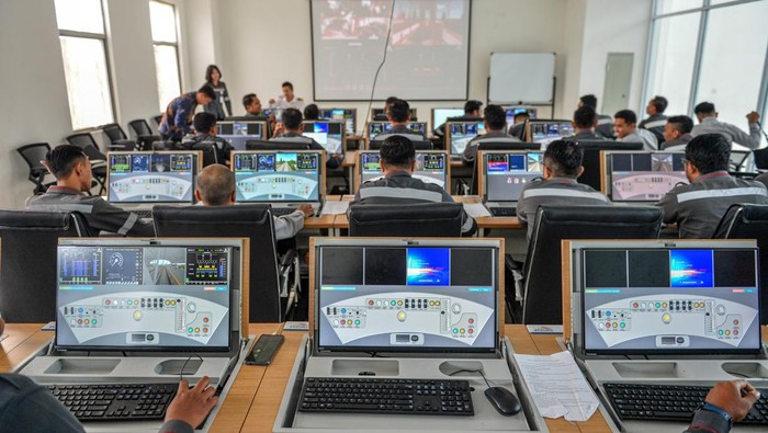 Penasaran Bagaimana Masinis Kereta Cepat Whoosh Dilatih? Begini Potretnya Calon masinis mengoperasikan simulator Whoosh saat mengkuti pendidikan mengemudi kereta cepat di Depo Kereta Cepat Tegalluar, Kabupaten Bandung, Jawa Barat, Rabu (17/1/2024). PT KCIC memberikan pendidikan dan pelatihan kepada 40 calon masinis kereta cepat guna menyiapkan SDM lokal yang mampu mengemudikan Kereta Cepat Jakarta Bandung. ANTARA FOTO/Raisan Al Farisi/Spt.