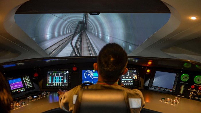 Calon masinis mengoperasikan simulator Whoosh saat mengkuti pendidikan mengemudi kereta cepat di Depo Kereta Cepat Tegalluar, Kabupaten Bandung, Jawa Barat, Rabu (17/1/2024). PT KCIC memberikan pendidikan dan pelatihan kepada 40 calon masinis kereta cepat guna menyiapkan SDM lokal yang mampu mengemudikan Kereta Cepat Jakarta Bandung. ANTARA FOTO/Raisan Al Farisi/Spt.
