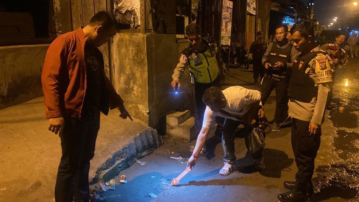 Suasana polisi saat melakukan olah TKP  kasus remaja berinisial RF (17) diduga terluka di bagian kepala karena terkena tembakan oleh petugas kepolisian di Jalan Taman Makam Pahlawan, Kecamatan Medan Belawan, Kota Medan. (Dok Polres Pelabuhan Belawan).