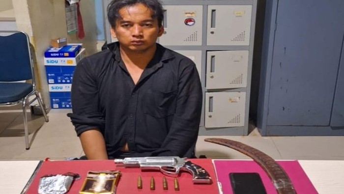 Pengedar sabu di Pangkalpinang ditangkap polisi bersama barang buktinya.