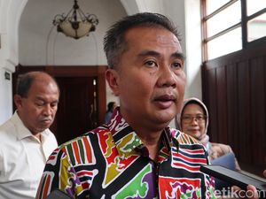 Bey Minta Satpol PP Ajak Bawaslu Saat Turunkan APK yang Bahayakan Warga