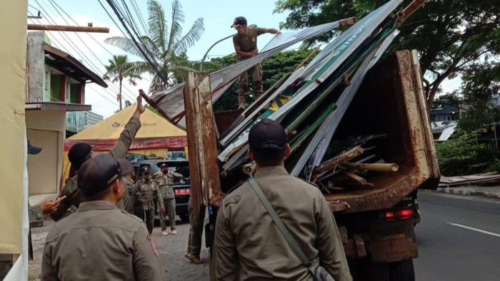 Petugas mencopot APK yang melanggar aturan di Kota Batu