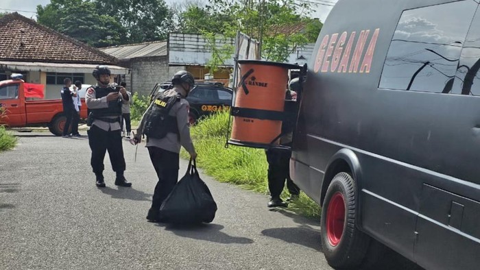 Petugas saat mengamankan alat diduga bom