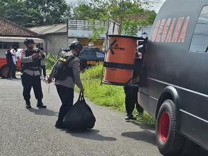 Pencari Barang Bekas di Bangka Tengah Temukan Benda Diduga Bom
