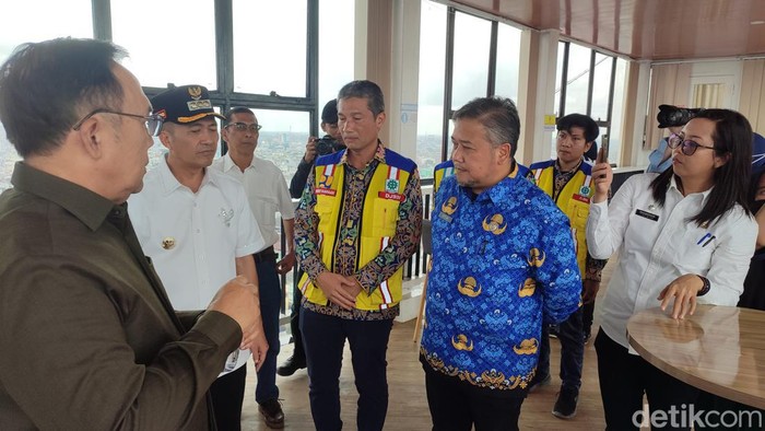 PJ Wali Kota Palembang Ratu Dewa saat berkunjung ke atas tower Jembatan Ampera.