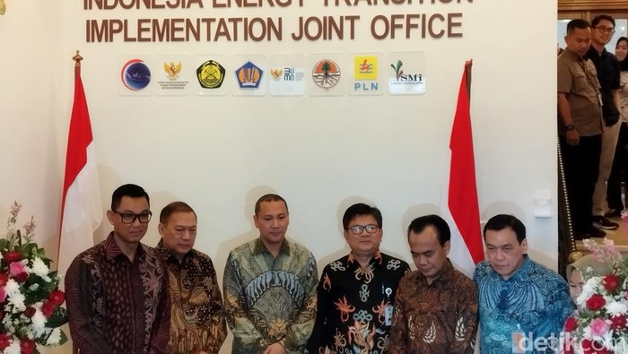 PT PLN (Persero) meresmikan rumah bersama transisi energi Indonesia atau Indonesia Energy Transition Implementation Joint Office. Ini akan menjadi kantor bersama antara kementerian dan lembaga di Indonesia untuk membahas kebijakan transisi energi di Indonesia.